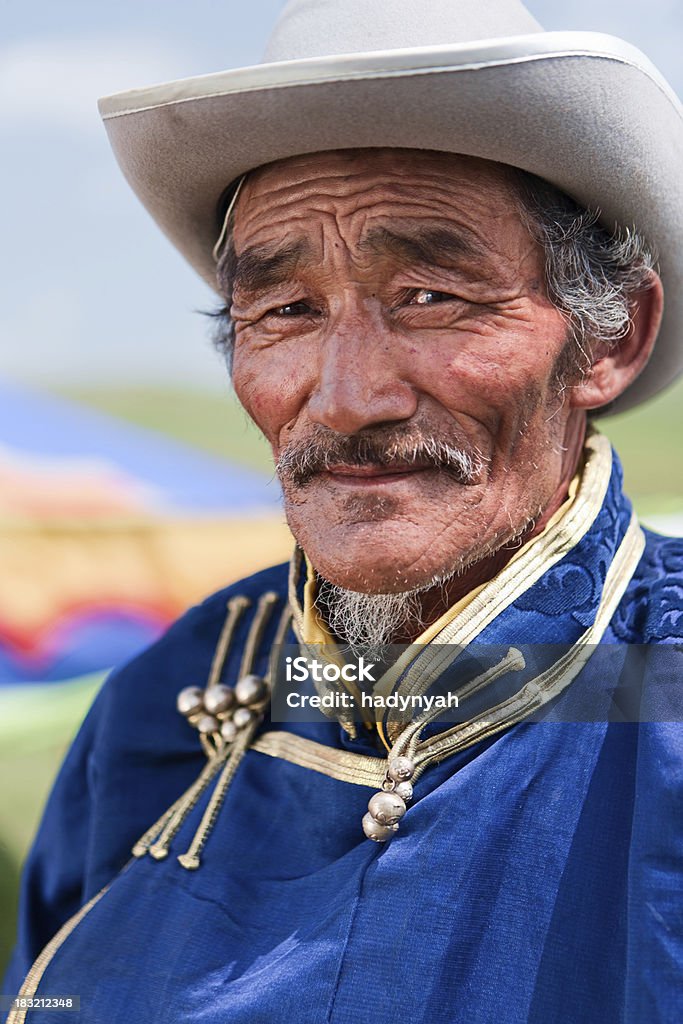 Mongolo uomo in costume nazionale durante il Festival di Naadam - Foto stock royalty-free di Cultura indigena