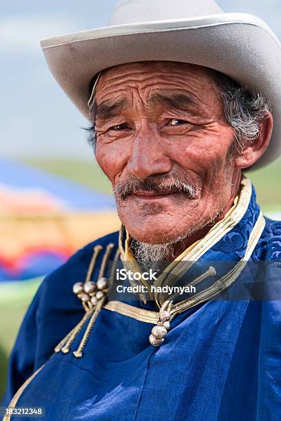 Mongolo Uomo In Costume Nazionale Durante Il Festival Di Naadam - Fotografie stock e altre immagini di Cultura indigena