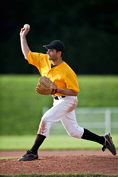 joueur de baseball-lanceur-live de jeux - baseball diamond flash photos et images de collection