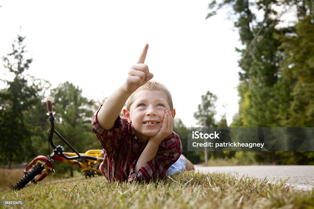 Kleine Junge zeigt - Lizenzfrei Baum Stock-Foto