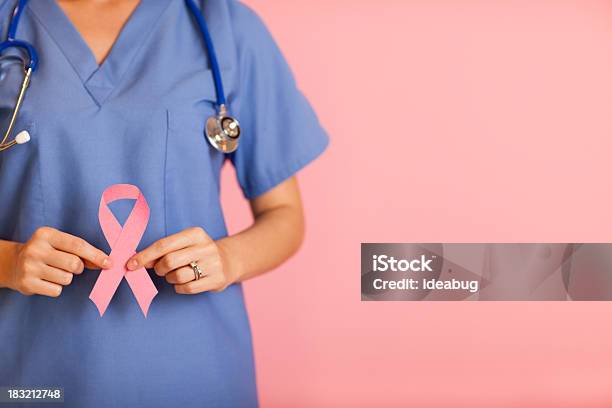 Photo libre de droit de Infirmière En Tenant Le Ruban De Sensibilisation Pour Le Cancer Du Sein Rose banque d'images et plus d'images libres de droit de Cancer du sein
