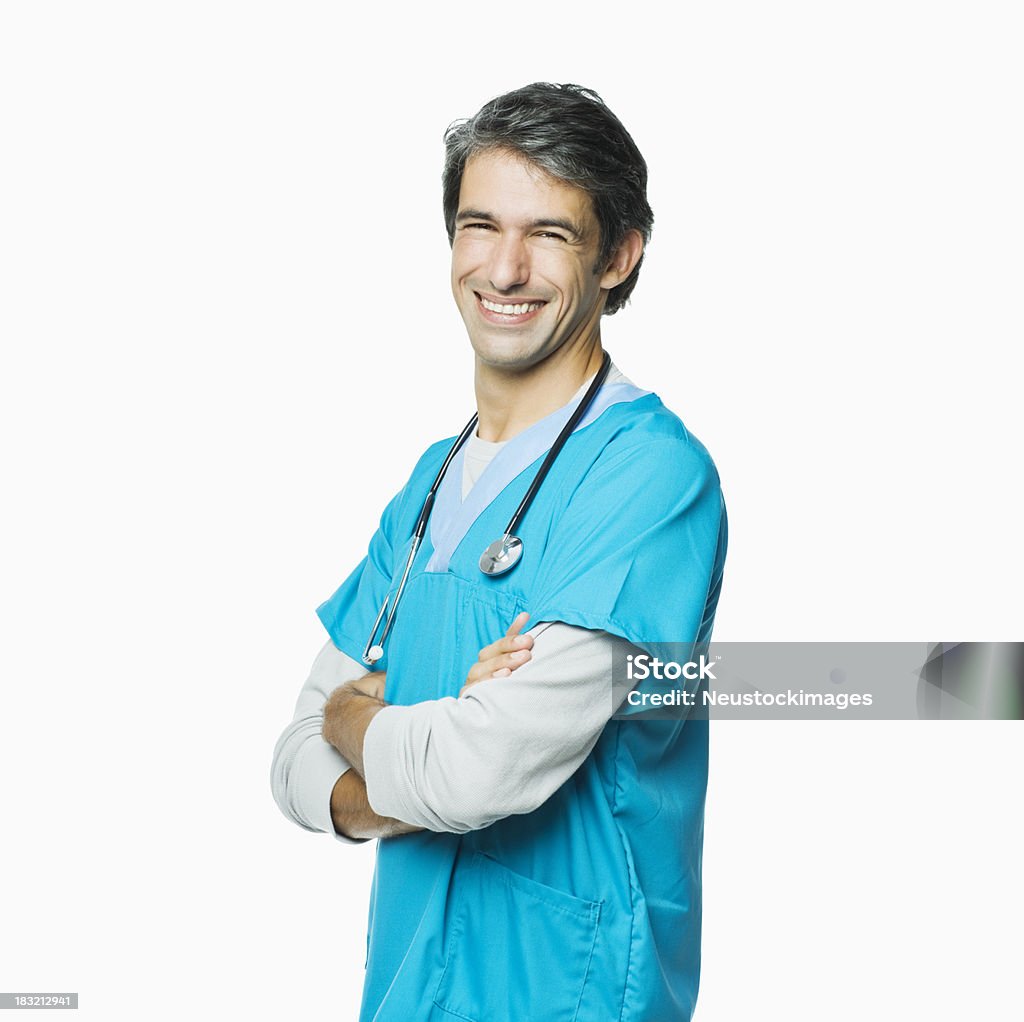 Professionale medico maschio indossa scrub e uno stetoscopio-isolato - Foto stock royalty-free di Adulto