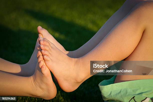 Footsie Play Stockfoto und mehr Bilder von Mädchen - Mädchen, Barfuß, Bewegung