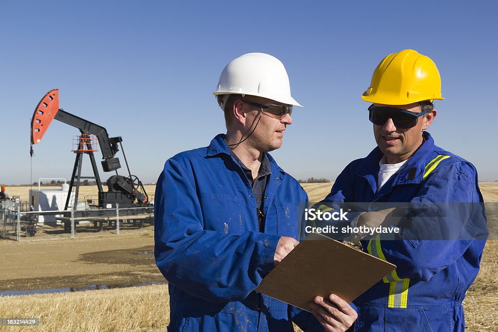 Engenheiros de petróleo no local - Foto de stock de Campo Petrolífero royalty-free