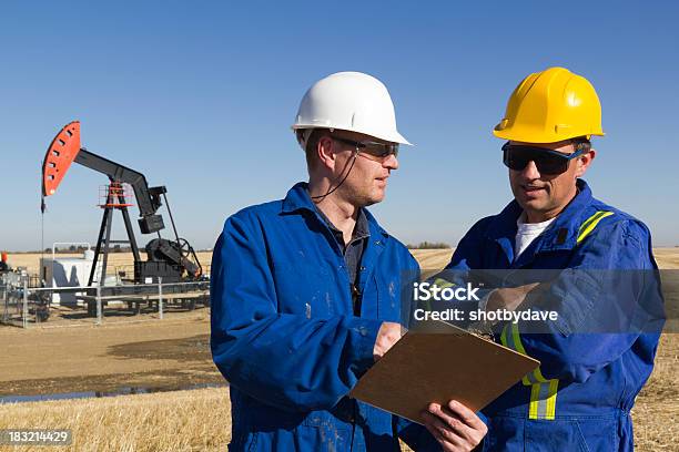 Foto de Engenheiros De Petróleo No Local e mais fotos de stock de Campo Petrolífero - Campo Petrolífero, Controle de Qualidade, Examinar