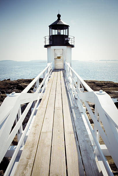 faro di marshall point a port clyde, me con rampa - lighthouse new england maine marshall point lighthouse foto e immagini stock