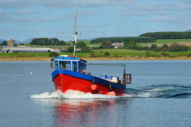 небольшой лодке «скоро в шотландский гавань - wigtownshire стоковые фото и изображения