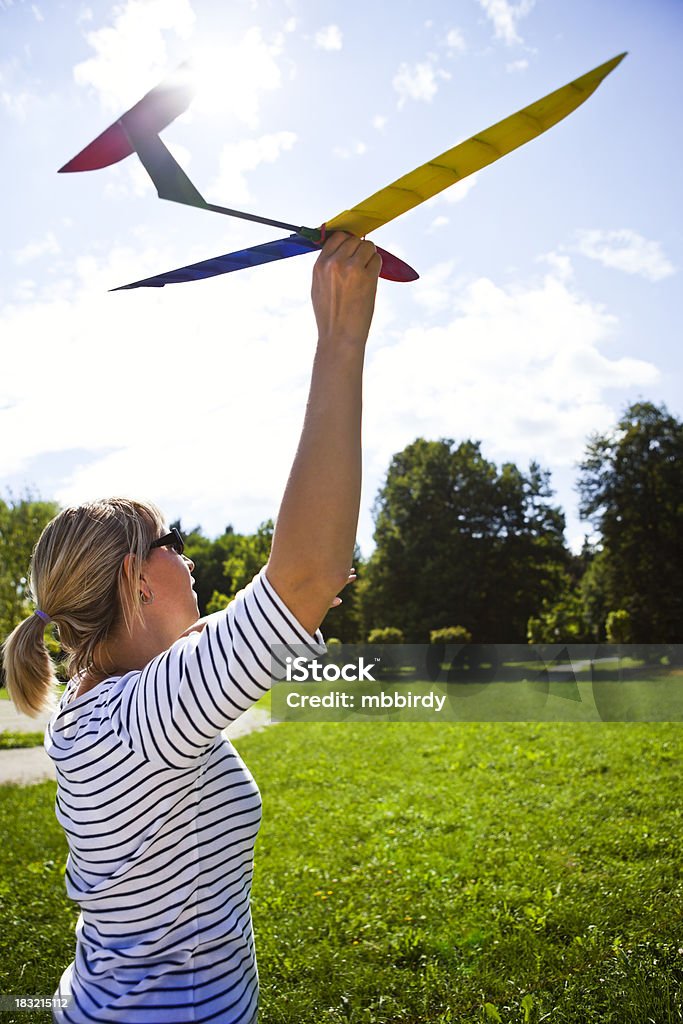 Frau halten hölzernen Flugzeug-Modell - Lizenzfrei Bunt - Farbton Stock-Foto