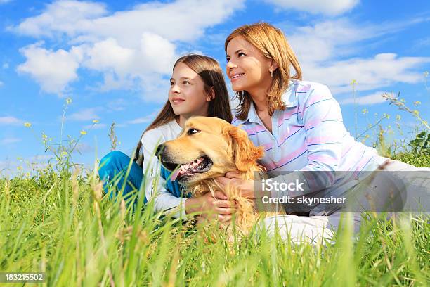 Photo libre de droit de Mère Et Fille Profiter De La Nature Avec Les Animaux De Compagnie banque d'images et plus d'images libres de droit de Admirer le paysage