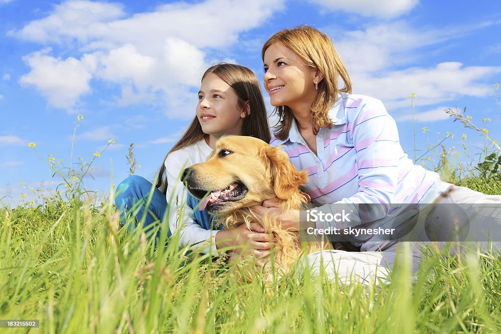 Madre e figlia, ammirare la natura e animali. - Foto stock royalty-free di Abbracciare una persona