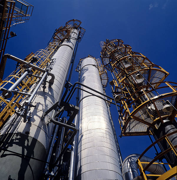 refinería de chimeneas - distillation tower fotografías e imágenes de stock