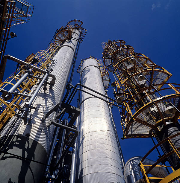 очистительный завод трубы - distillation tower стоковые фото и изображения