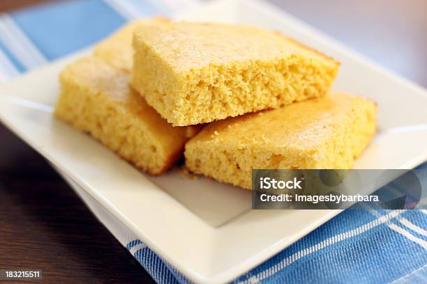 Maisbrot Stockfoto und mehr Bilder von Maisbrot - Maisbrot, Portion, Backen