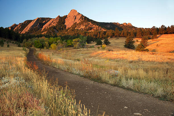 chemin les montagnes flatirons de boulder, dans le colorado - rocher photos et images de collection