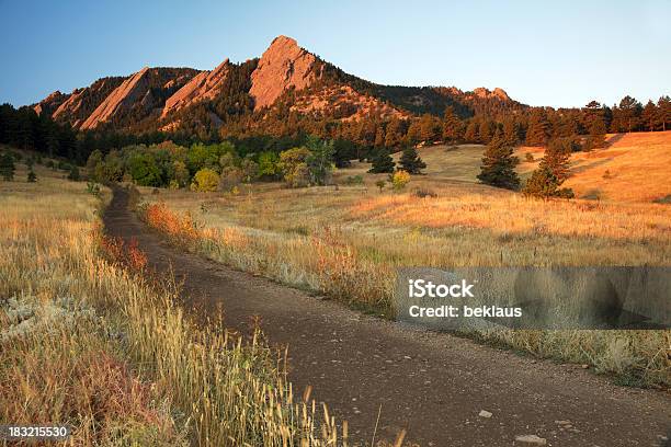 Caminho Flatirons Boulder No Colorado - Fotografias de stock e mais imagens de Boulder - Boulder, Colorado, Penedo