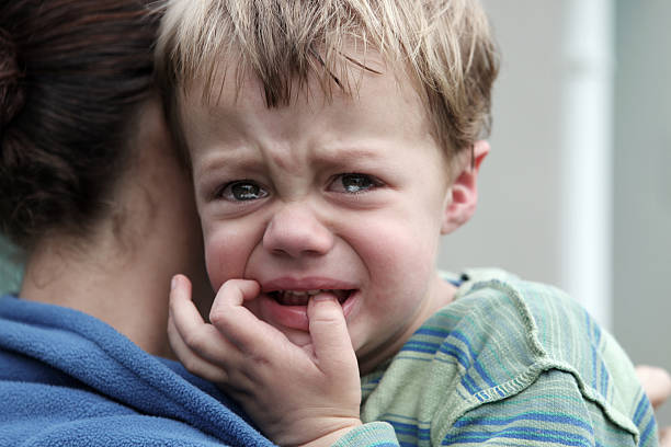 indisposição rapaz - little boys child sadness depression imagens e fotografias de stock