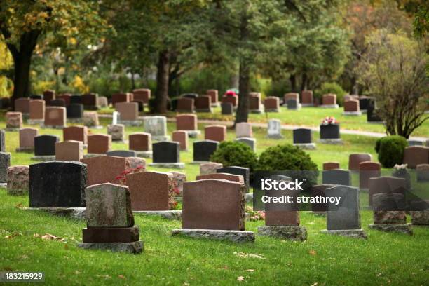 Cimitero Autunno - Fotografie stock e altre immagini di Cimitero - Cimitero, Lapide, Autunno