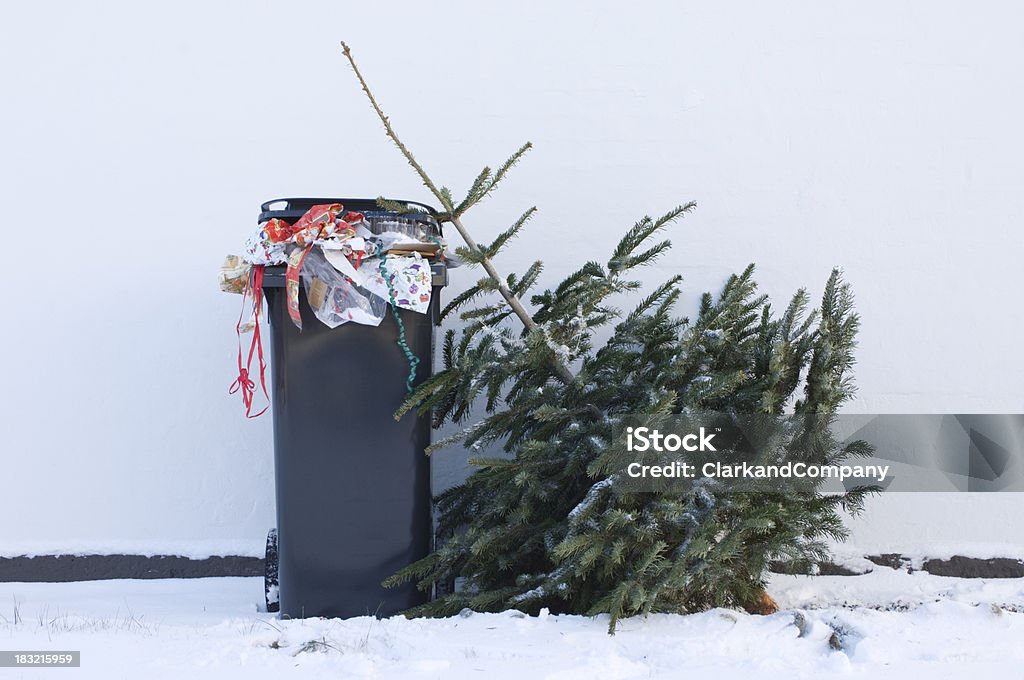 폐기된 크리스마스 트리 대기 수집됨 - 로열티 프리 쓰레기 스톡 사진