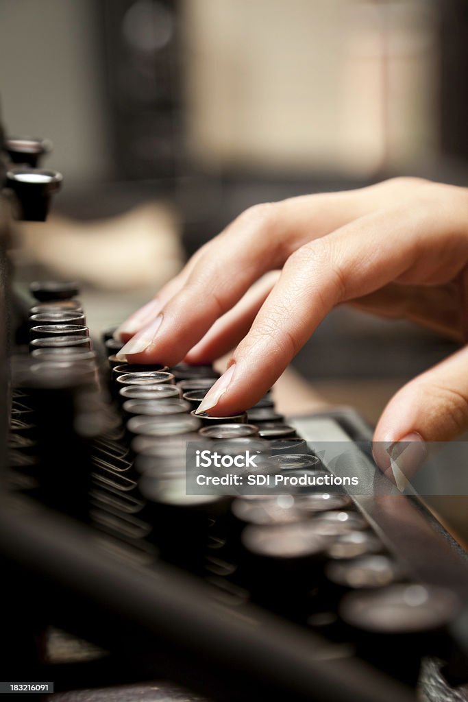 Kobieta pisze na Staromodny Maszyna do pisania-Zbliżenie - Zbiór zdjęć royalty-free (Alfabet)