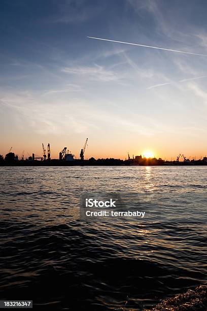 Hamburgdockingstation Beleuchteten Silhouette Stockfoto und mehr Bilder von Abenddämmerung - Abenddämmerung, Bunt - Farbton, Deutsche Nordseeregion