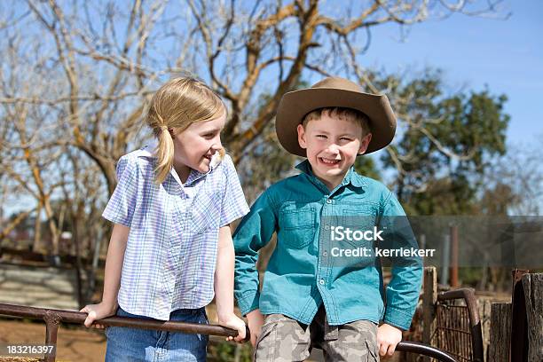 País As Crianças - Fotografias de stock e mais imagens de Agricultor - Agricultor, Agricultura, Ao Ar Livre