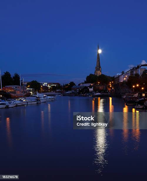 Foto de Lua Cheia Em Bristol e mais fotos de stock de Casa - Casa, Inverno, Noite