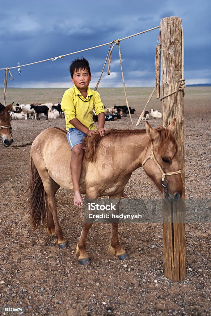 Mongol menino com cavalo - Foto de stock de Adulto royalty-free