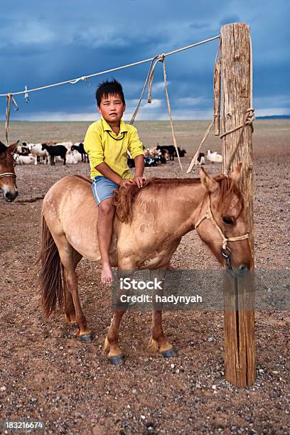 Foto de Mongol Menino Com Cavalo e mais fotos de stock de Adulto - Adulto, Animal, Asiático e indiano