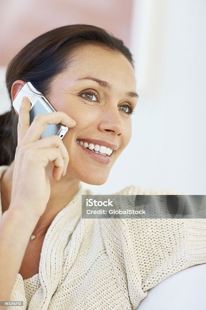 Felice medio invecchiato donna parlare sul telefono cellulare - Foto stock royalty-free di Abbigliamento