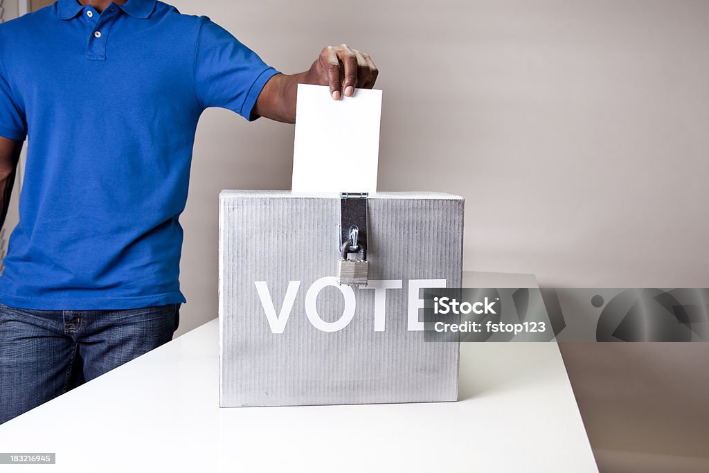 D'origine africaine homme lancer son vote. Urne électorale. - Photo de Voter libre de droits