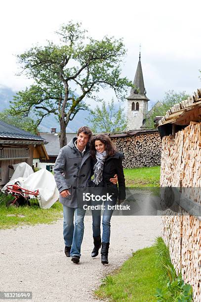 Szczęśliwa Para W Piękny Krajobraz - zdjęcia stockowe i więcej obrazów 20-29 lat - 20-29 lat, Austria, Biegać