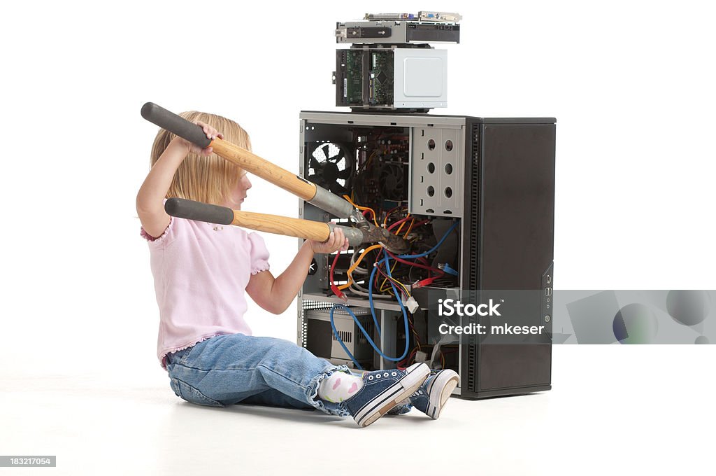 Garota resolvendo "um computador com cortador. - Foto de stock de Computador desktop royalty-free
