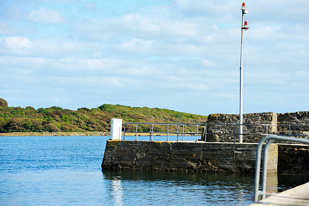 вход на маленький шотландский harbour на high tide - wigtownshire стоковые фото и изображения