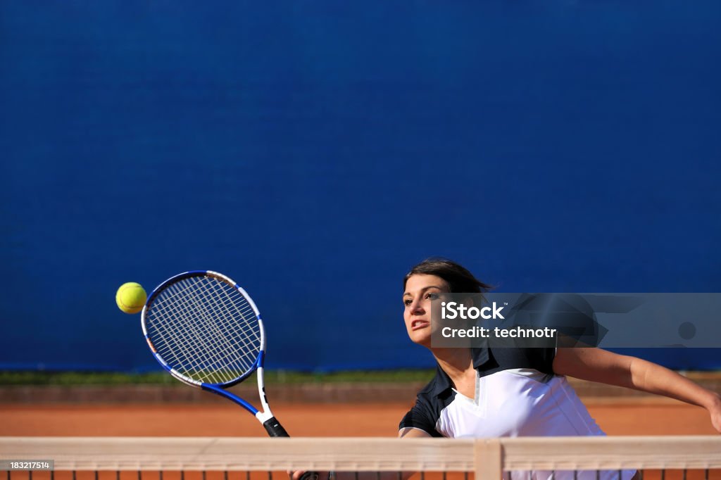 Giocatore di tennis femminile colpire la palla - Foto stock royalty-free di Tennis