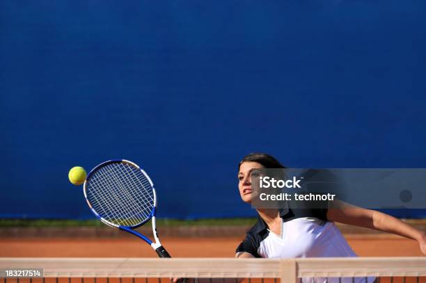 Foto de Tenista Chutando A Bola e mais fotos de stock de Tênis - Esporte de Raquete - Tênis - Esporte de Raquete, Dar Voleio, Mulheres