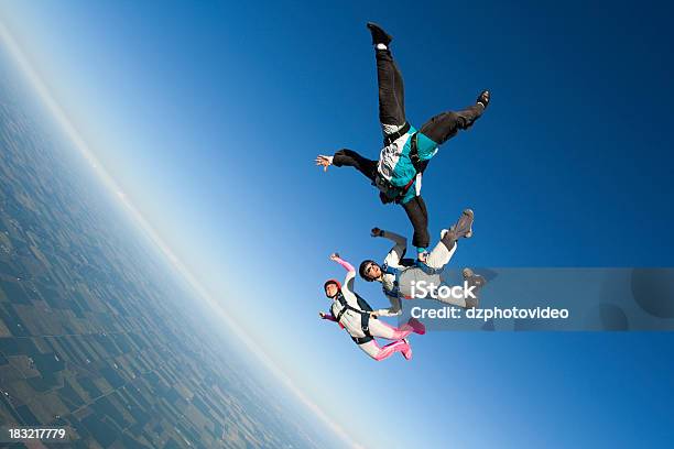 Zdjęcia Na Licencji Royaltyfree Trzy Skydivers W Freefall - zdjęcia stockowe i więcej obrazów Fotografika