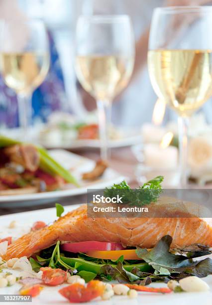 Alimentos E Vinho - Fotografias de stock e mais imagens de Comer - Comer, Salmão - Peixe, Adulto