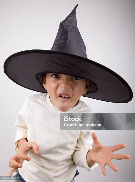 Criança Com Chapéu De Bruxa Caretas - Fotografias de stock e mais imagens de Branco - Branco, Bruxa, Cabelo Comprido