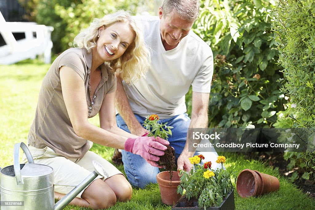 Fröhlich Reife Frau mit Mann Pflanzen Blumen im Garten - Lizenzfrei Aktiver Lebensstil Stock-Foto