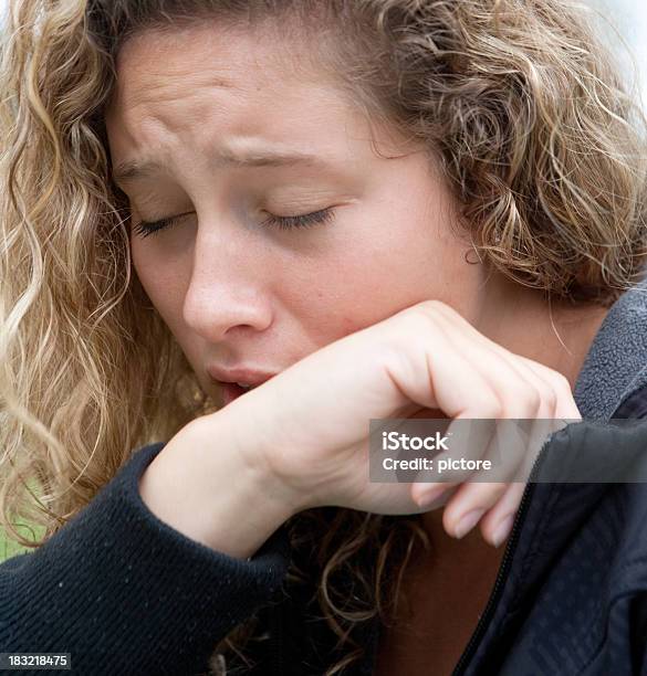 Photo libre de droit de Tousser banque d'images et plus d'images libres de droit de Tousser - Tousser, Cheveux blonds, Une seule femme