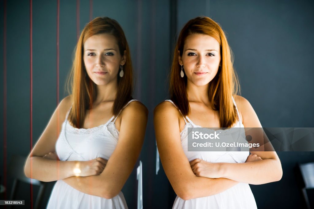 Reflections und Weiblichkeit - Lizenzfrei Eine Frau allein Stock-Foto