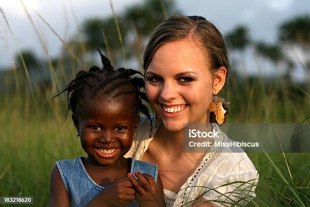 Amerikanische Frau Hält Afrikanische Mädchen Stockfoto und mehr Bilder von Missionar - Missionar, Sierra Leone, Frauen