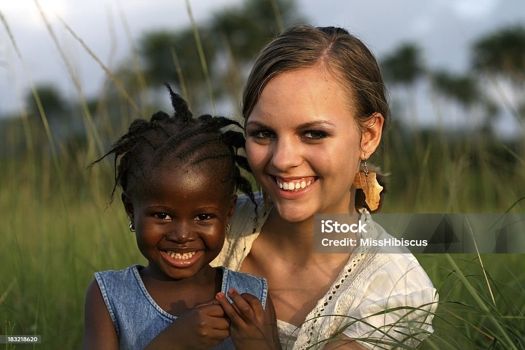 Афро-американских Женщина держит - Стоковые фото Миссионер роялти-фри