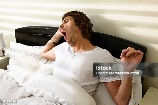 Junger Mann Aufwachen Stockfoto und mehr Bilder von Schlafanzug - Schlafanzug, Unordentlich, Aufwachen