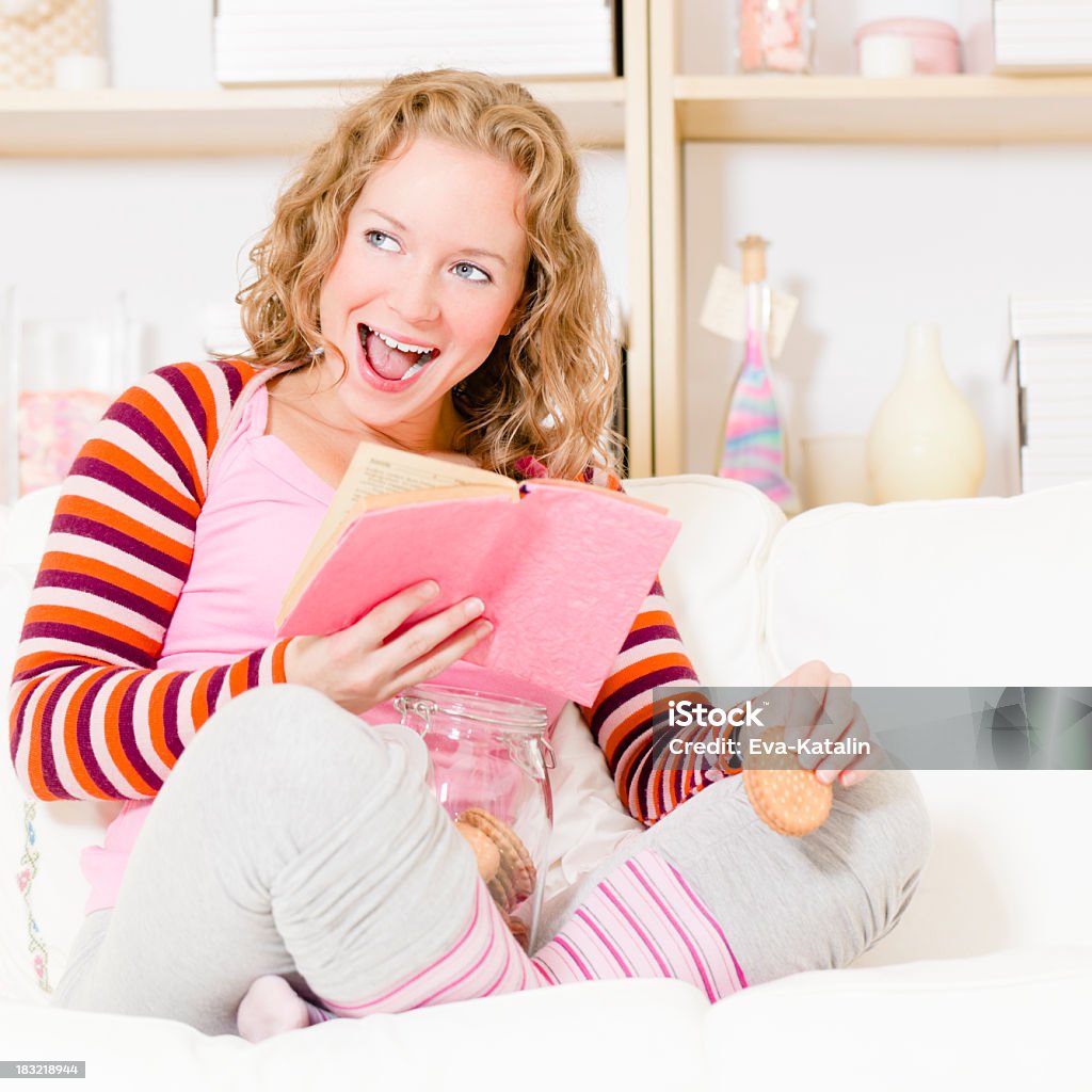 A casa: Lettura e ridere - Foto stock royalty-free di 16-17 anni