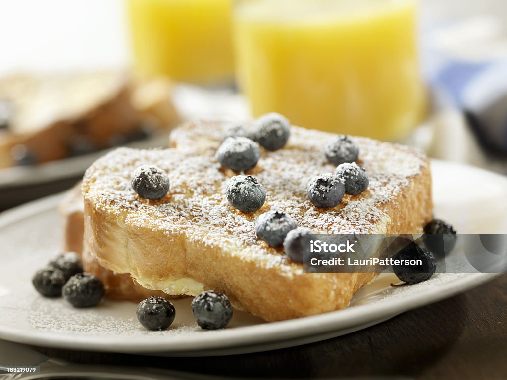 French Toast mit Puderzucker und Blaubeeren - Lizenzfrei French Toast Stock-Foto