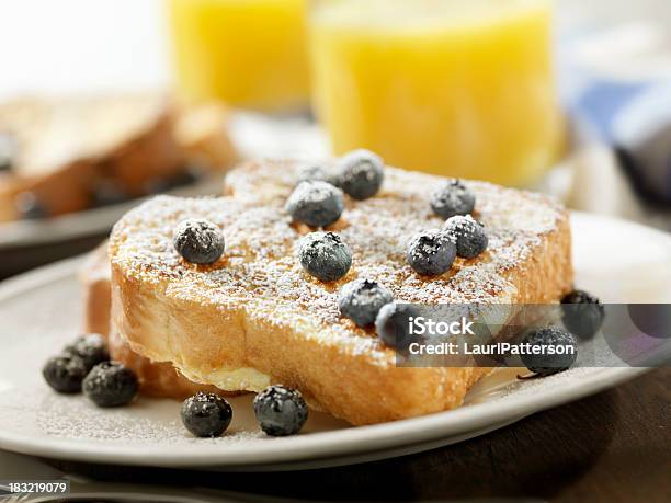 French Toast Mit Puderzucker Und Blaubeeren Stockfoto und mehr Bilder von French Toast - French Toast, Amerikanische Heidelbeere, Beere - Obst
