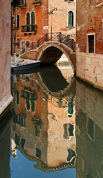 odbicia w wenecji - venice italy italy arch bridge nautical vessel zdjęcia i obrazy z banku zdjęć