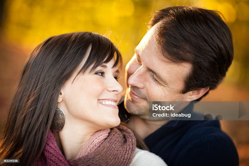 Sesión pareja feliz juntos en el Bosque en otoño - Foto de stock de 20 a 29 años libre de derechos