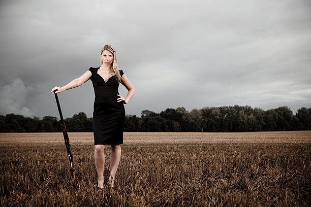 femme d'affaires avec une arme à feu - bloodsport photos et images de collection